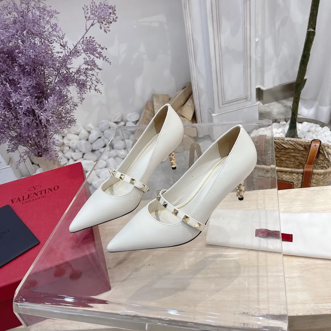 💕💕Factory direct selling price p440💕💕 Genuine leather sole +40 🆕Valentino. Valentino👑👑Latest series in the counter, the highest version, perfect details, very eye-catching catwalk series launched, V family’s hot rivet elements, luxurious and gorgeous! Various colors can be matched with beautiful clothes in spring and summer. There are many choices🎉🎉Exquisite and durable. It is copied at 1:1 of the original product. The upper foot is very pedicure-like. The key point is that it is very good and easy to control. It does not grind the feet and does not tire the feet. It is a walking artifact. The last shape is completely compared to the counter. The details are perfect. Without the original version, it would not be so exquisite! (Note! The heel shape and height are exclusively molded according to the original version, and are not randomly substituted by the market🐂) The color and texture of the fasteners are consistent with the original version! 🔺Fabric: Imported sheepskin, 🔺Lining: According to the original high-gloss imported sheepskin lining 🔺6 colors to choose from: black ➕black belt, black ➕white belt, pink, burgundy, white, apricot 🔺Number of yards: 35 to 42 yards (42 yards are not exchanged) 🔺Heel height: 7cm Rubber sole Genuine leather sole +40